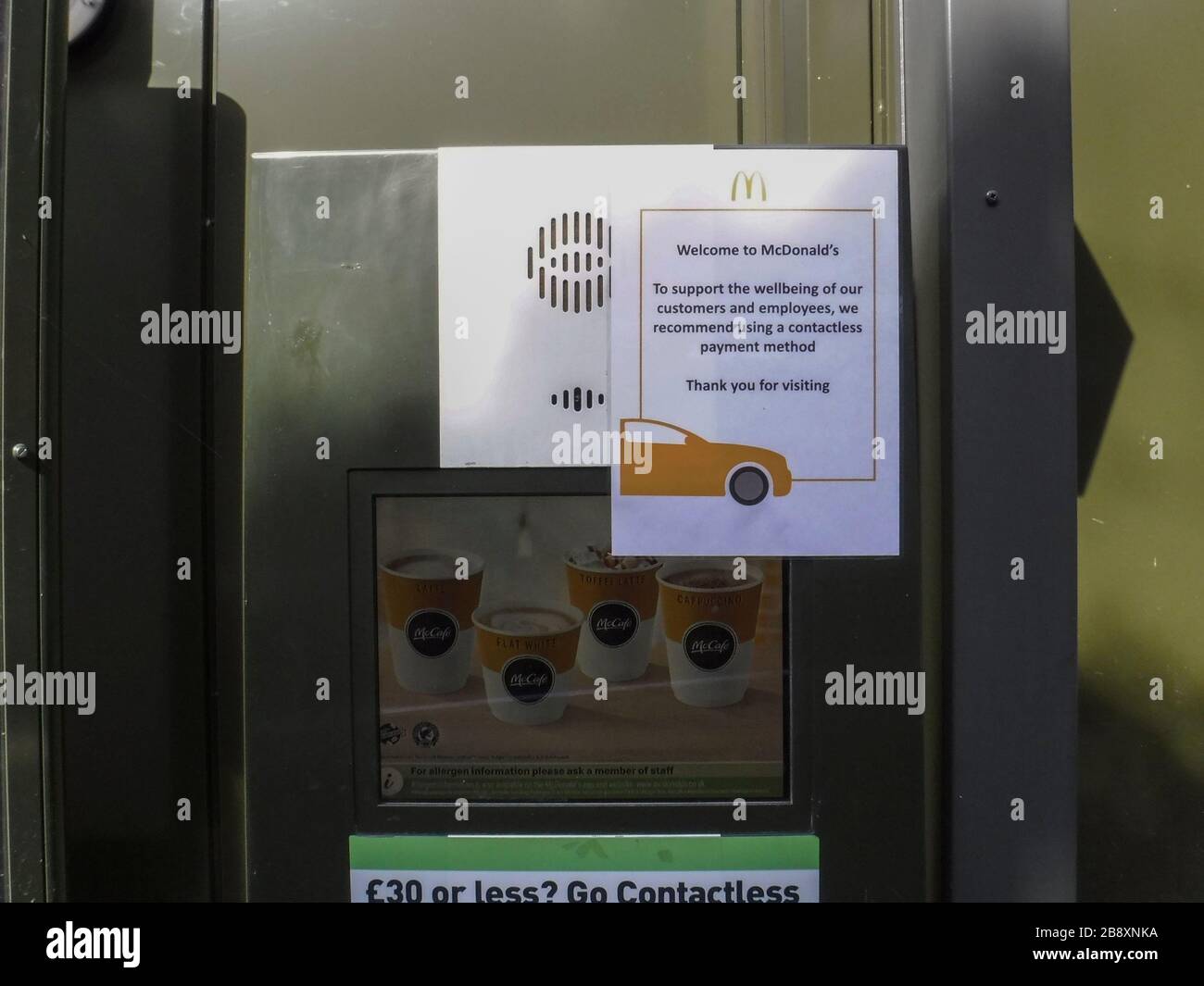 Les restaurants de MacDonald au Royaume-Uni ferment à 19:00 heures au Royaume-Uni dans le cadre de l'épidémie Coronavirus Covid-19. Sur la photo, les voitures en voiture à travers à un MacDonald's Stroud, Gloucestershire. Par Gavin Crilly Photography, PAS DE VENTES, PAS de SYNDICATION contact pour plus d'information mob: 07810638169 web: www.pressphotographergloucestershire.co.uk email: gavincrilly@gmail.com le copyright photographique (© 2015) est conservé exclusivement par le créateur de l'œuvre en tout temps et les ventes, la syndication ou l'offre de l'œuvre pour publication future à un tiers sans la connaissance du photographe ou Banque D'Images