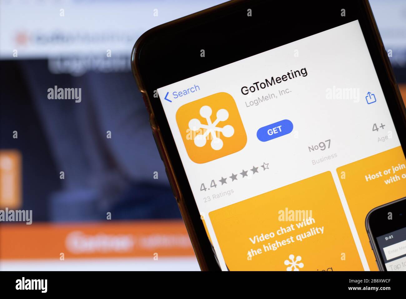 Los Angeles, Californie, États-Unis - 24 mars 2020: GoToMeeting app logo sur l'écran du téléphone gros plan avec le site Web sur fond avec icône, illustratif Banque D'Images