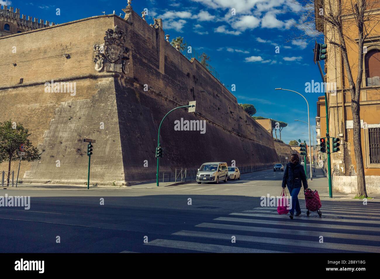 Accrochez-vous à la nourriture (Rome à l'époque de Covid 19) Banque D'Images