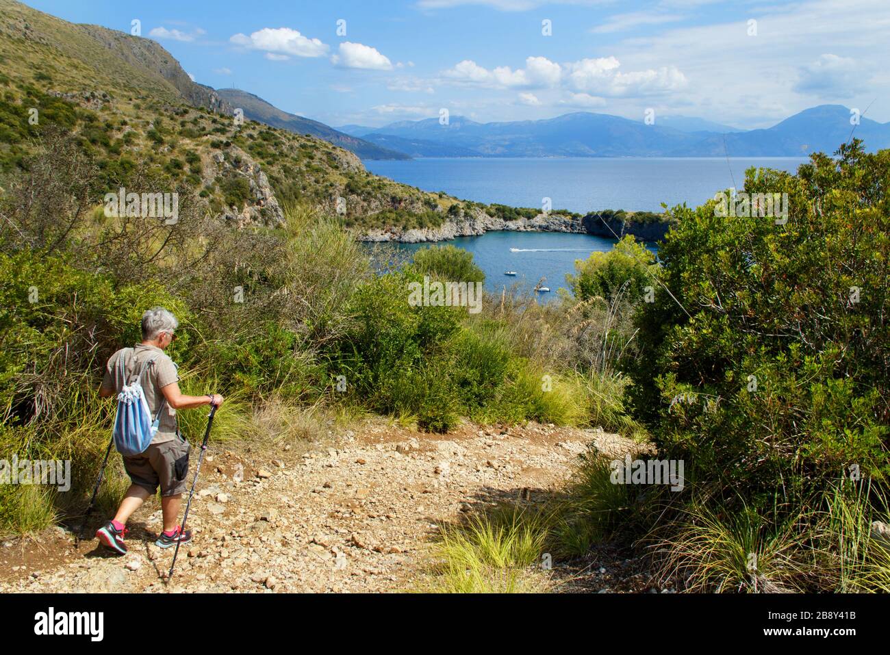 Les hommes trekking à Porto Ingreschi, Marina di Camerota, Salerno, Italie Banque D'Images