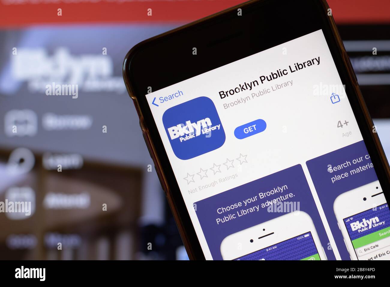 Los Angeles, Californie, États-Unis - 24 mars 2020: Brooklyn public Library app logo sur l'écran du téléphone gros plan avec le site Web sur fond d'icône Banque D'Images