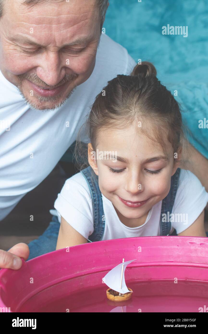 Papa et fille jouent à la maison en un bateau de noix. Banque D'Images