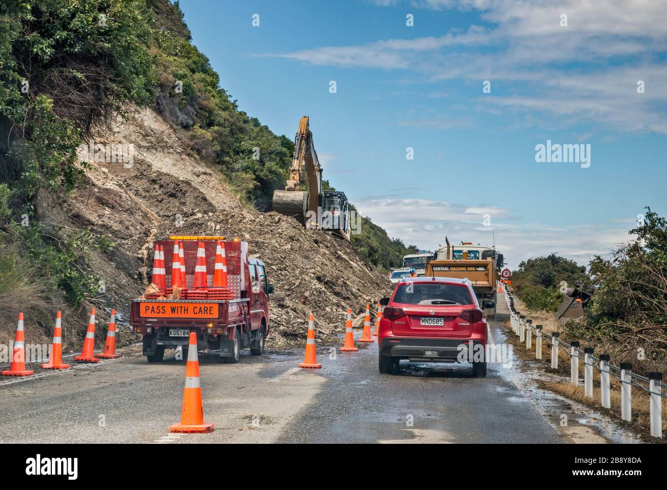 Réparations d'urgence sur route en raison de glissements de terrain torrentiels sur la route du lac Hawea de Makarora, région d'Otago, île du Sud, Nouvelle-Zélande Banque D'Images