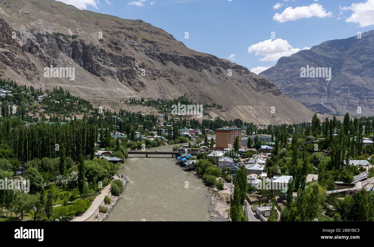 Khorog, Tadjikistan - 19 juin 2019 : ville de Khorog avec mosquée moderne et rivière et montagnes de Gunt au Tadjikistan. Banque D'Images