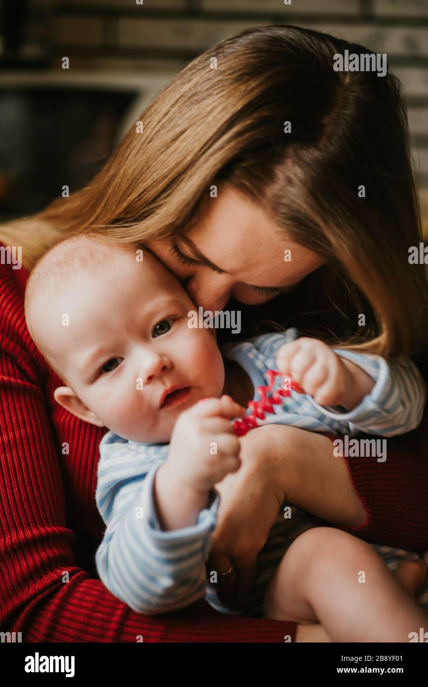 Une Maman Tient Un Enfant Dans Ses Bras Une Mere Embrasse Un Tout Petit Une Jeune Femme Chople Son Bebe Une Fille A Plaisir Et Se Rejouit Avec Le Bebe Gros Plan Photo Une Maman Tient Un Enfant Dans Ses Bras Une Mere Embrasse Un Tout Petit Une Jeune Femme Chople Son Bebe Une Fille A Plaisir Et Se Rejouit Avec Le Bebe Gros Plan Photo