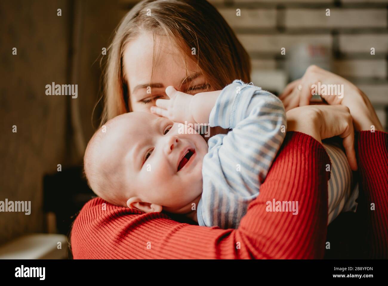 Une Maman Tient Un Bebe Dans Ses Bras La Mere Epouse Son Enfant Une Jeune Femme S Amuse Et Se Rejouit Avec L Enfant Une Fille S Est Inferee Gros Plan Photo Stock Alamy Une Maman Tient Un Bebe Dans Ses Bras La Mere Epouse Son Enfant Une Jeune Femme S Amuse Et Se Rejouit Avec L Enfant Une Fille S Est Inferee Gros Plan Photo Stock Alamy