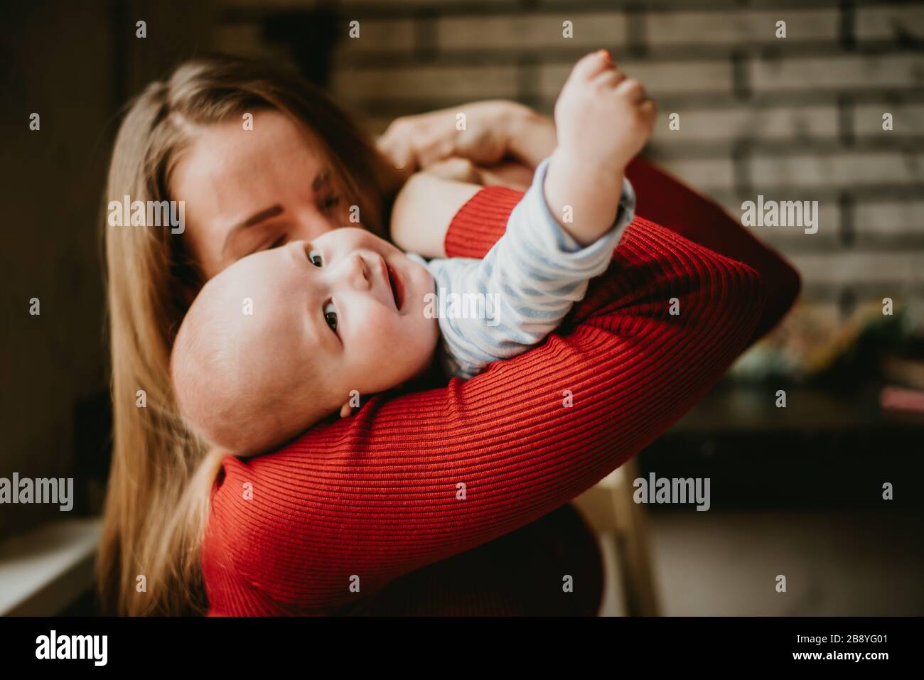 Une Maman Tient Un Enfant Dans Ses Bras Une Mere Embrasse Un Tout Petit Une Jeune Femme Chople Son Bebe Une Fille A Plaisir Et Se Rejouit Avec Le Bebe Photo Stock Une Maman Tient Un Enfant Dans Ses Bras Une Mere Embrasse Un Tout Petit Une Jeune Femme Chople Son Bebe Une Fille A Plaisir Et Se Rejouit Avec Le Bebe Photo Stock