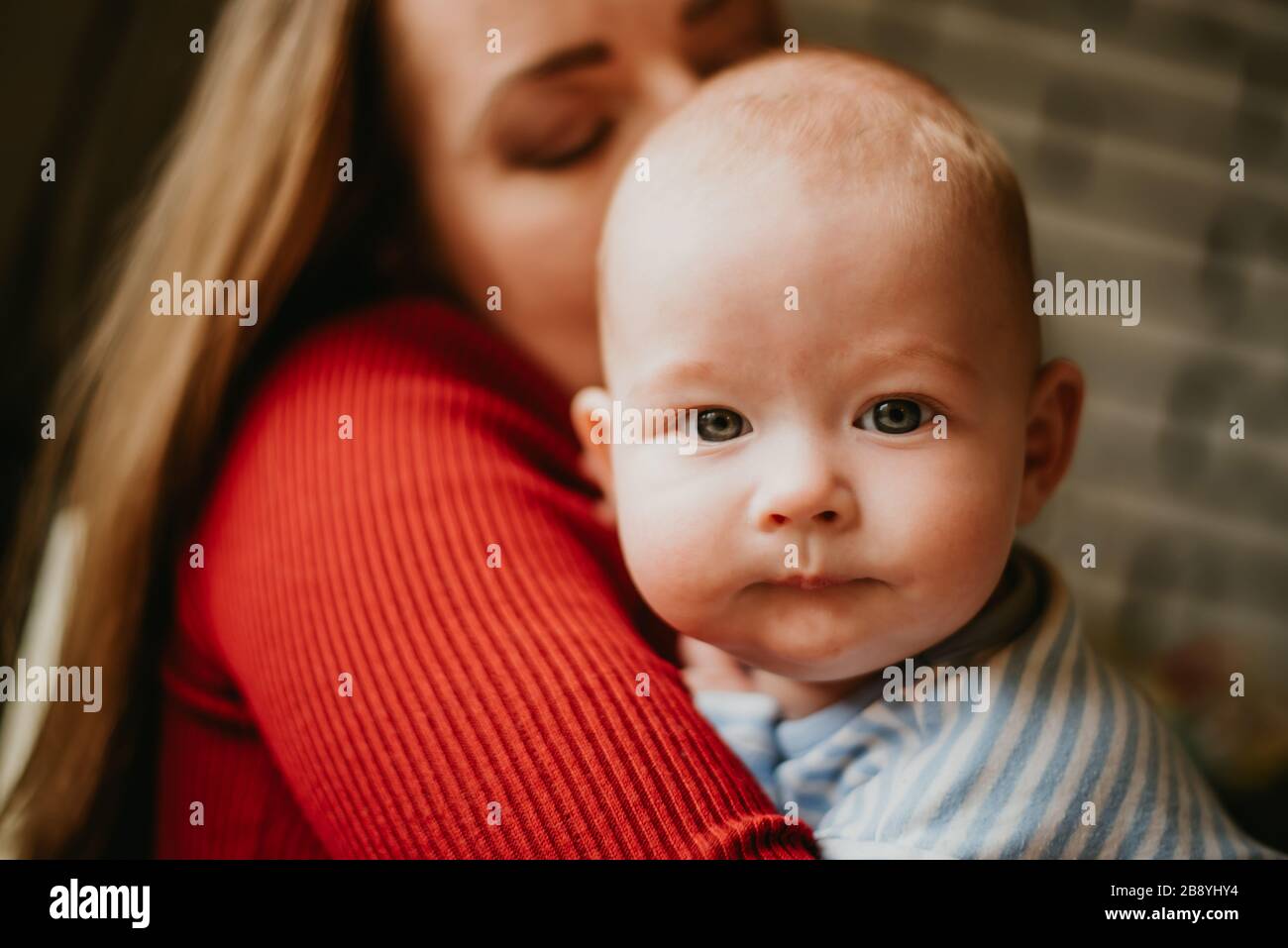 Une Maman Tient Un Enfant Dans Ses Bras Une Mere Embrasse Un Tout Petit Une Jeune Femme Chople Son Bebe Une Fille A Plaisir Et Se Rejouissent Avec Le Bebe Gros Plan Photo Stock