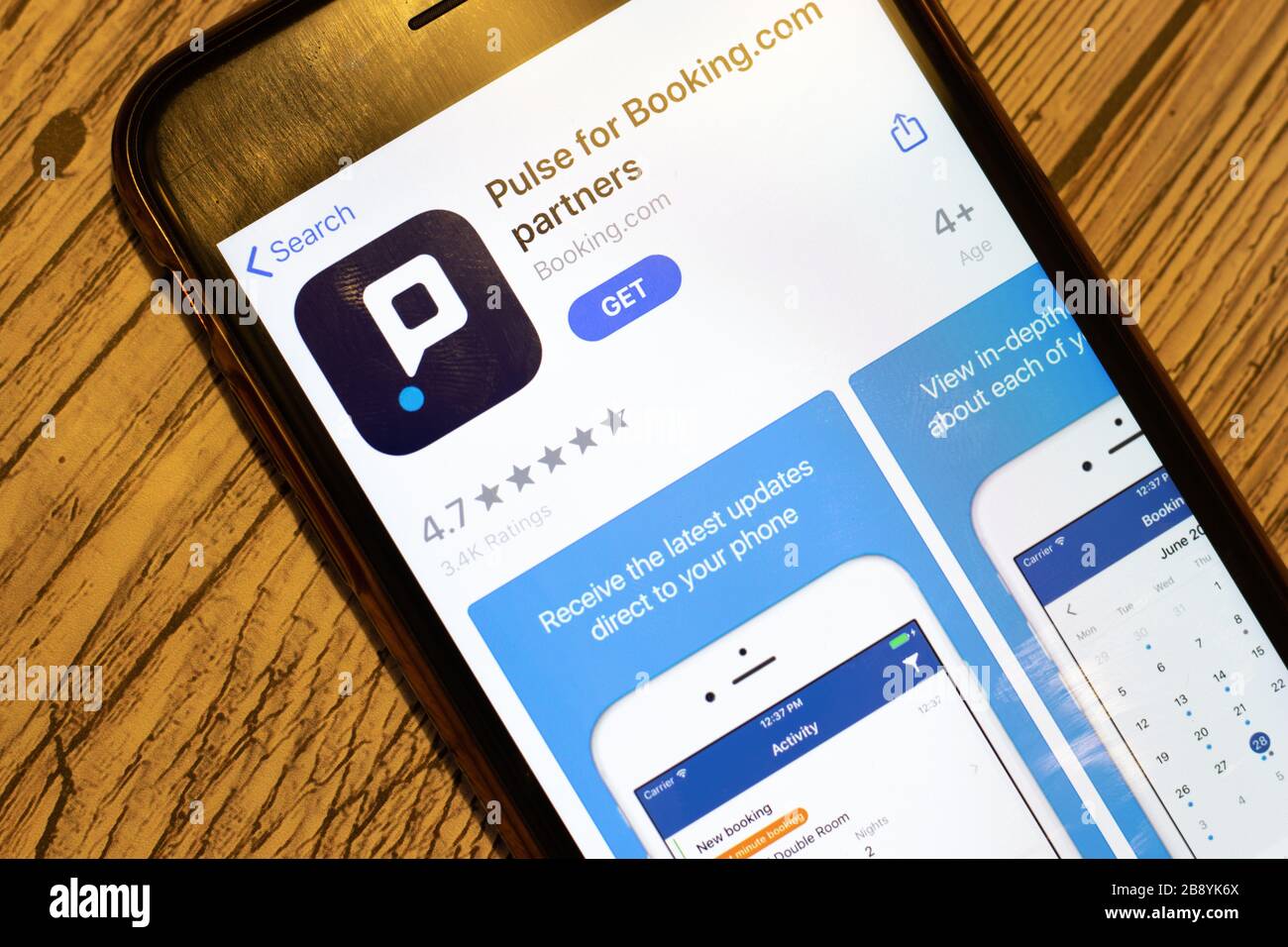 Los Angeles, Californie, États-Unis - 24 mars 2020: Vue de dessus de l'écran du téléphone avec l'icône du logo Pulse for Booking.com Partners sur l'App Store, illustratif Banque D'Images