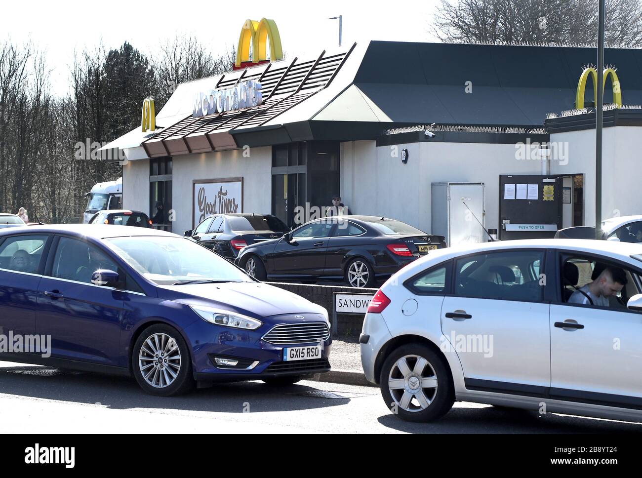 Les conducteurs forment une longue file d'attente pour utiliser un drive McDonald's près de Douvres, dans le Kent, car il a été annoncé que tous leurs restaurants au Royaume-Uni et en Irlande fermeront leurs portes lundi à 19:00 pour protéger leurs employés et leurs clients contre le coronavirus. Banque D'Images