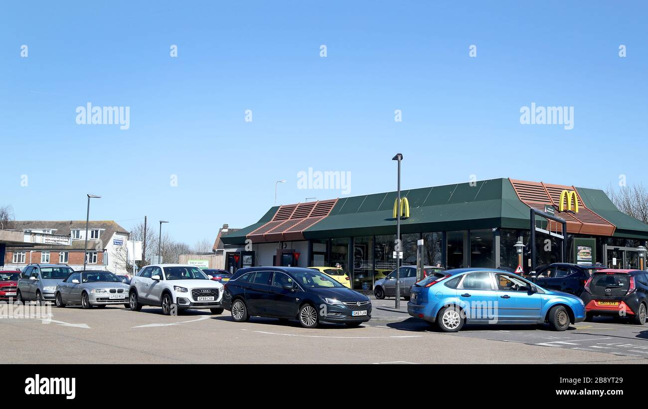 Les conducteurs forment une longue file d'attente pour utiliser un drive McDonald's près de Douvres, dans le Kent, car il a été annoncé que tous leurs restaurants au Royaume-Uni et en Irlande fermeront leurs portes lundi à 19:00 pour protéger leurs employés et leurs clients contre le coronavirus. Banque D'Images