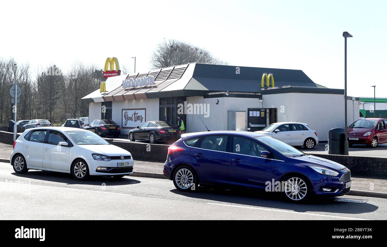Les conducteurs forment une longue file d'attente pour utiliser un drive McDonald's près de Douvres, dans le Kent, car il a été annoncé que tous leurs restaurants au Royaume-Uni et en Irlande fermeront leurs portes lundi à 19:00 pour protéger leurs employés et leurs clients contre le coronavirus. Banque D'Images