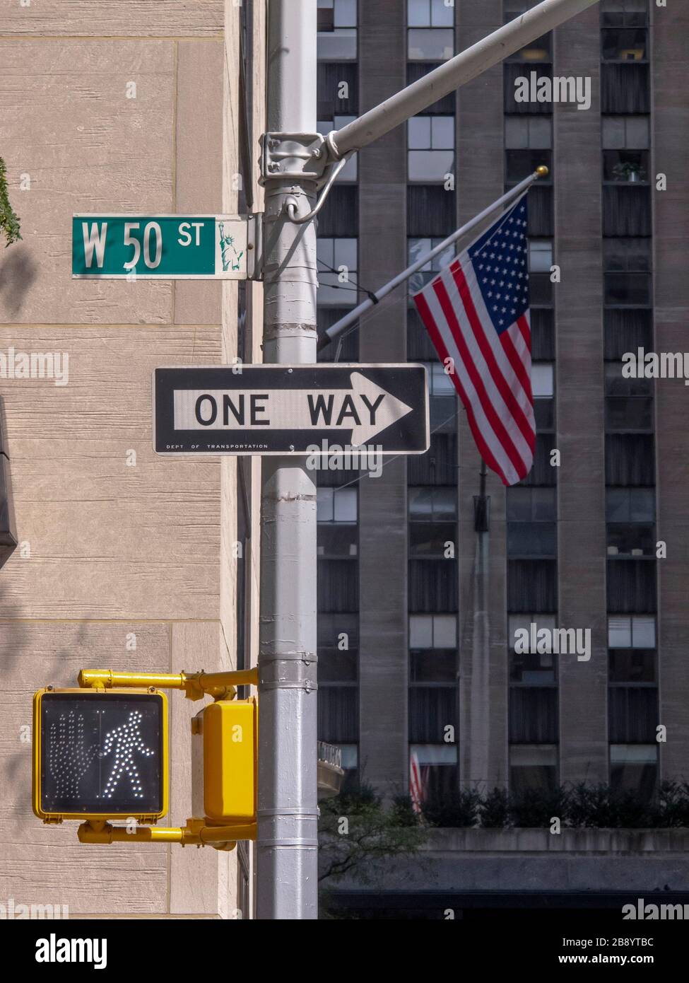 Panneau de signalisation aller simple au Rockefeller Center New York City USA Banque D'Images