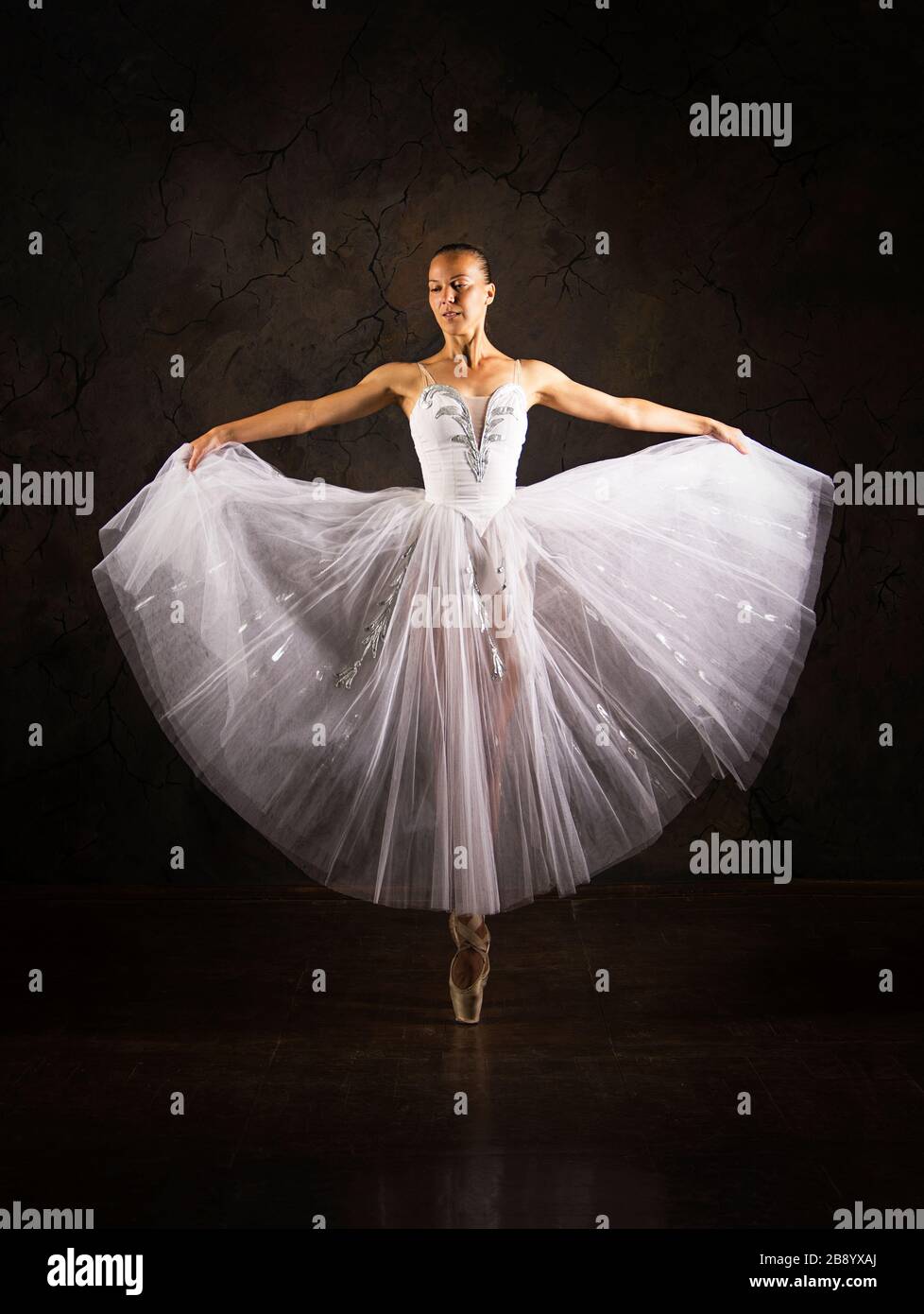 Femme mince dans un corset blanc tutu danse ballet. Prise de vue en studio  sur fond sombre, images isolées Photo Stock - Alamy