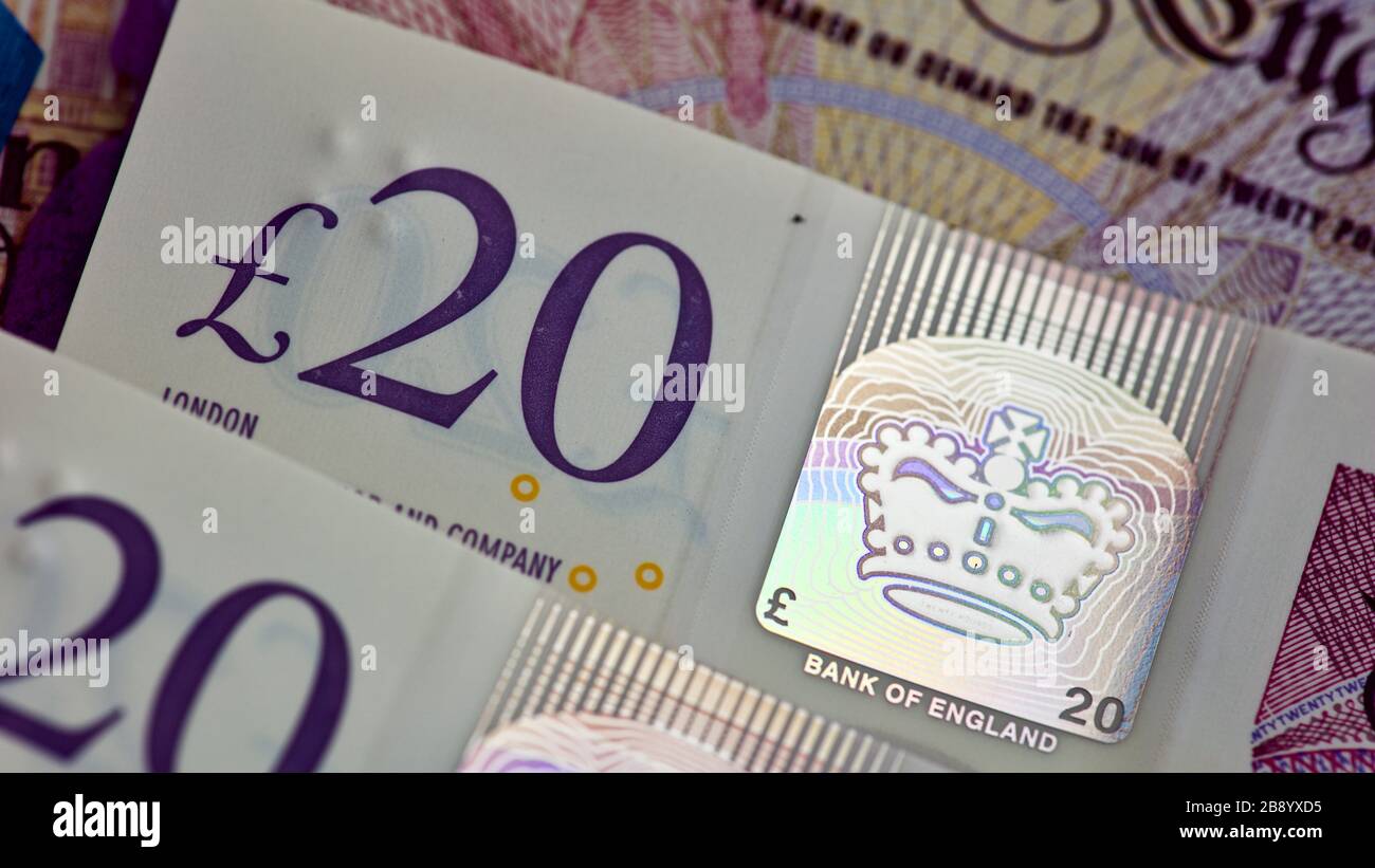 Gros plan du timbre en feuille d'argent contenant une image tridimensionnelle de la couronne du couronnement sur les nouveaux billets en polymère de 20 £ Banque D'Images