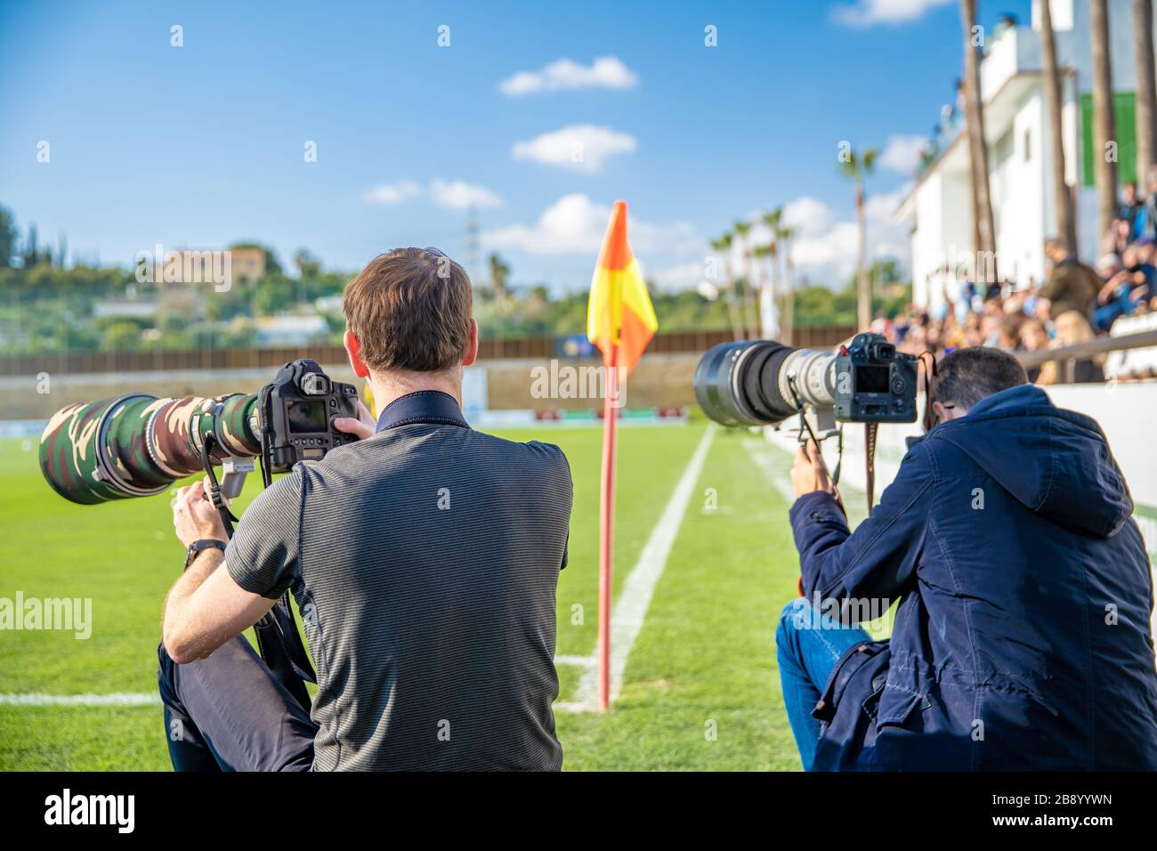 photographes sportifs et journalistes enregistrés pendant le jeu sur le terrain de football Banque D'Images