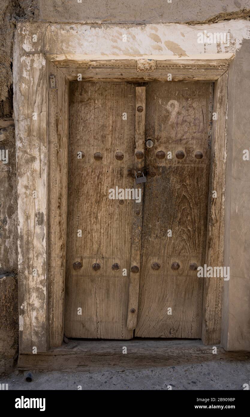 Ancienne porte en bois avec serrure dans la ville de Boukhara en Ouzbékistan. Banque D'Images