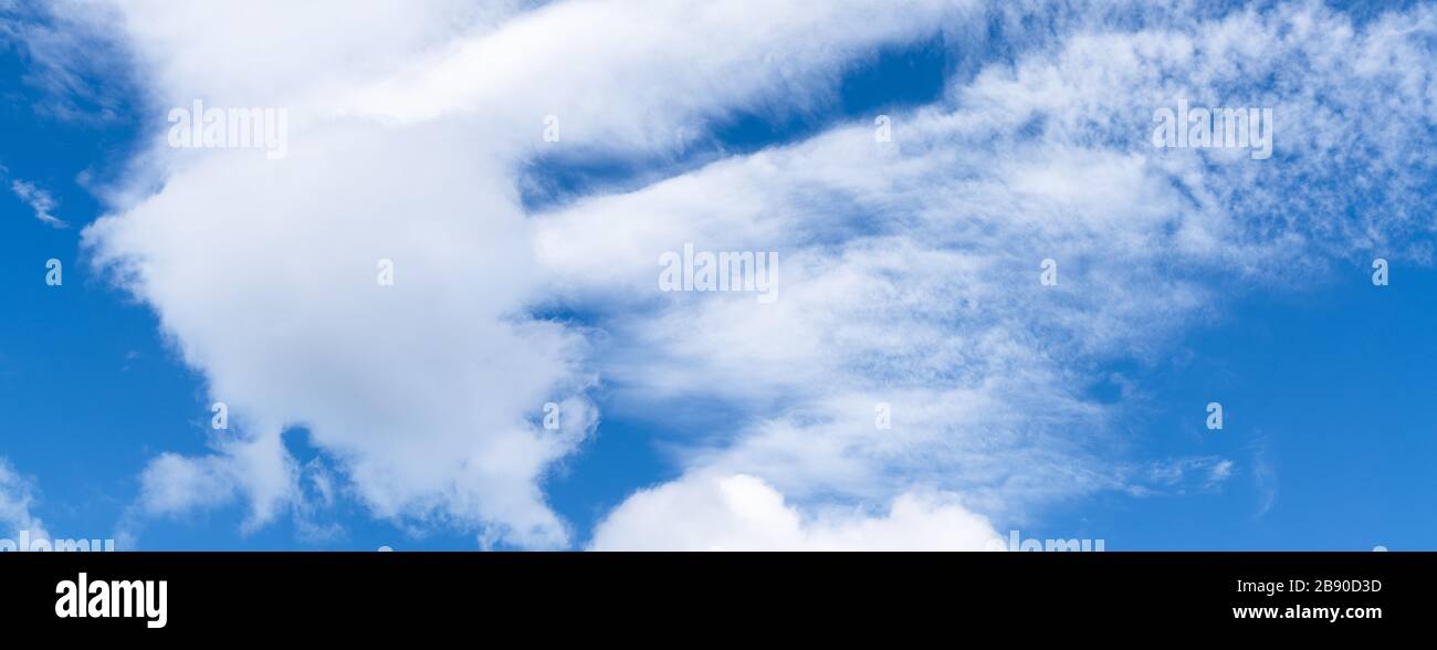 Une vue panoramique de la lumière du jour et sur tous les nuages sous le ciel bleu, ciel et nuages bannière, le concept de papier peint Banque D'Images