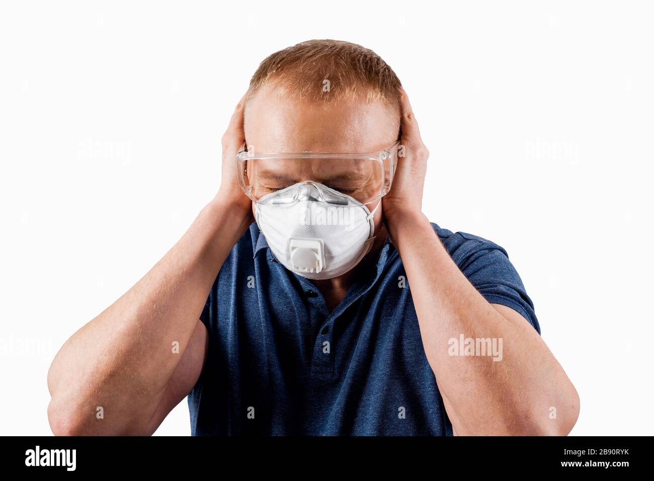 Homme dans un masque de protection isolé sur un fond blanc. Une personne dans la peur et la panique avant le virus. Banque D'Images