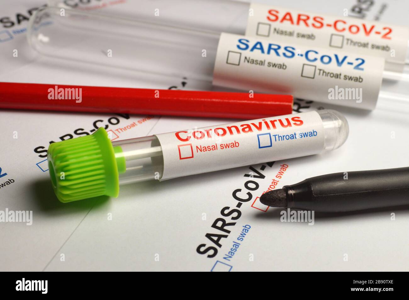 Description des échantillons, de la gorge ou de l'écouvillon du nez. Tests de présence de coronavirus dans le corps. COVID -19 (COV-2 du SRAS) Banque D'Images