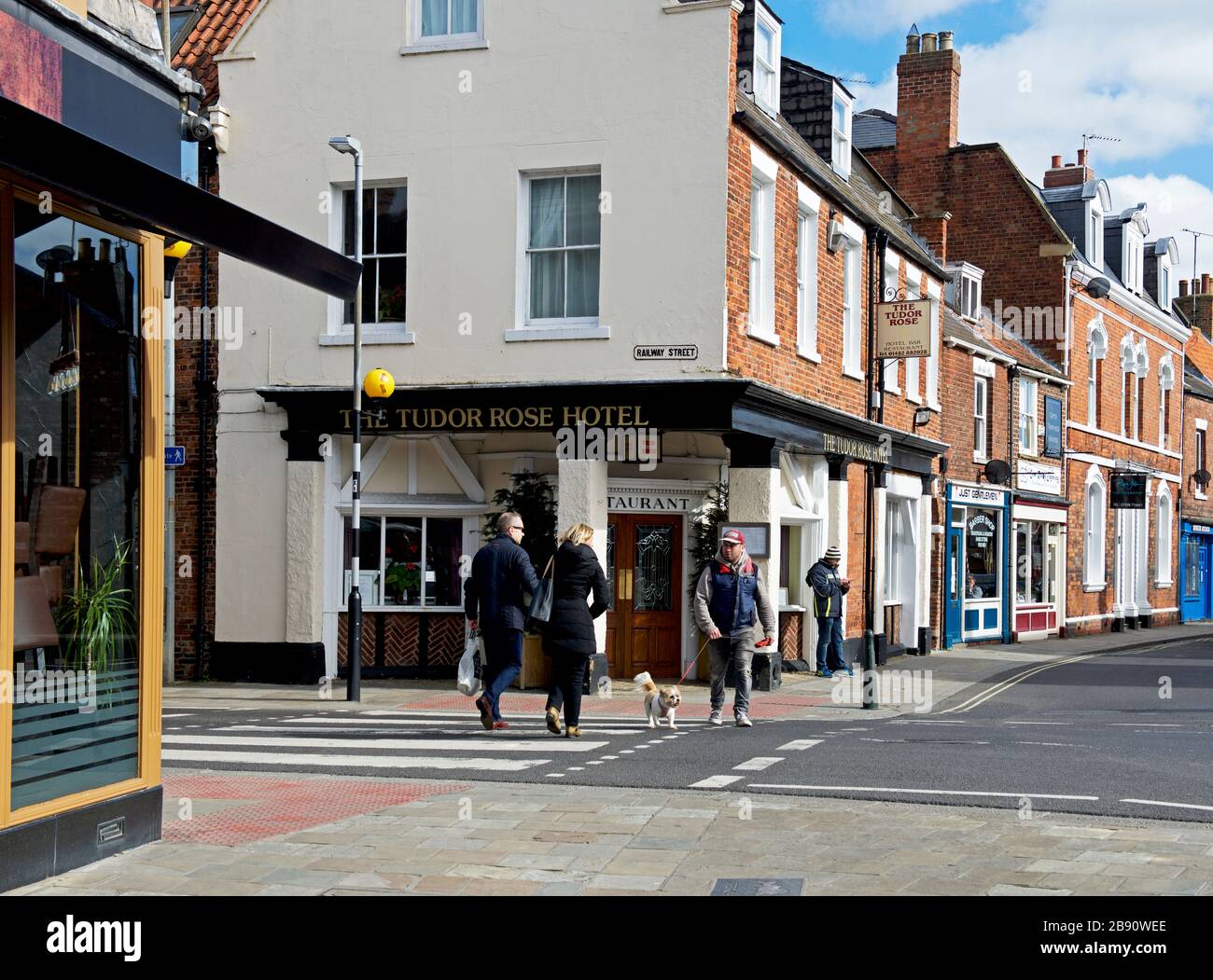 Personnes en passage pour piétons à Beverley, dans le Yorkshire de l'est, en Angleterre, au Royaume-Uni Banque D'Images