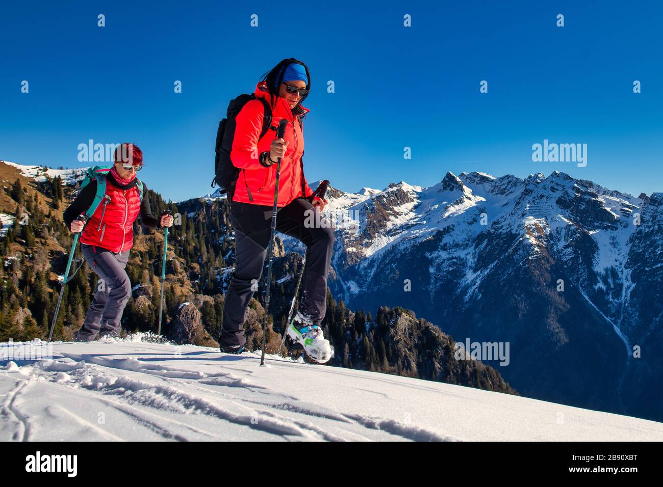 Deux femmes pratiquent l'alpinisme dans la neige Banque D'Images
