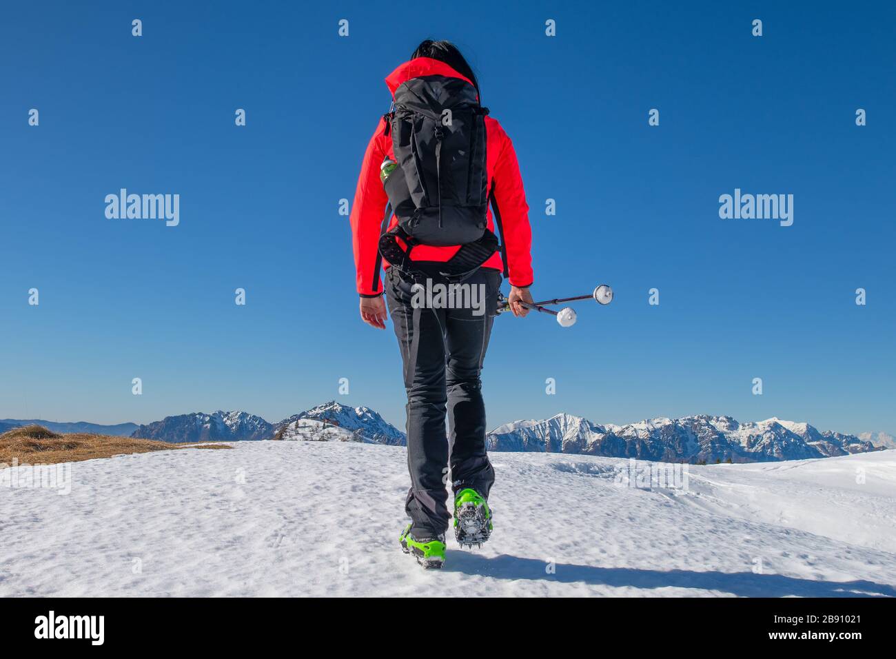 Trekking d'une fille solitaire sur la neige Banque D'Images