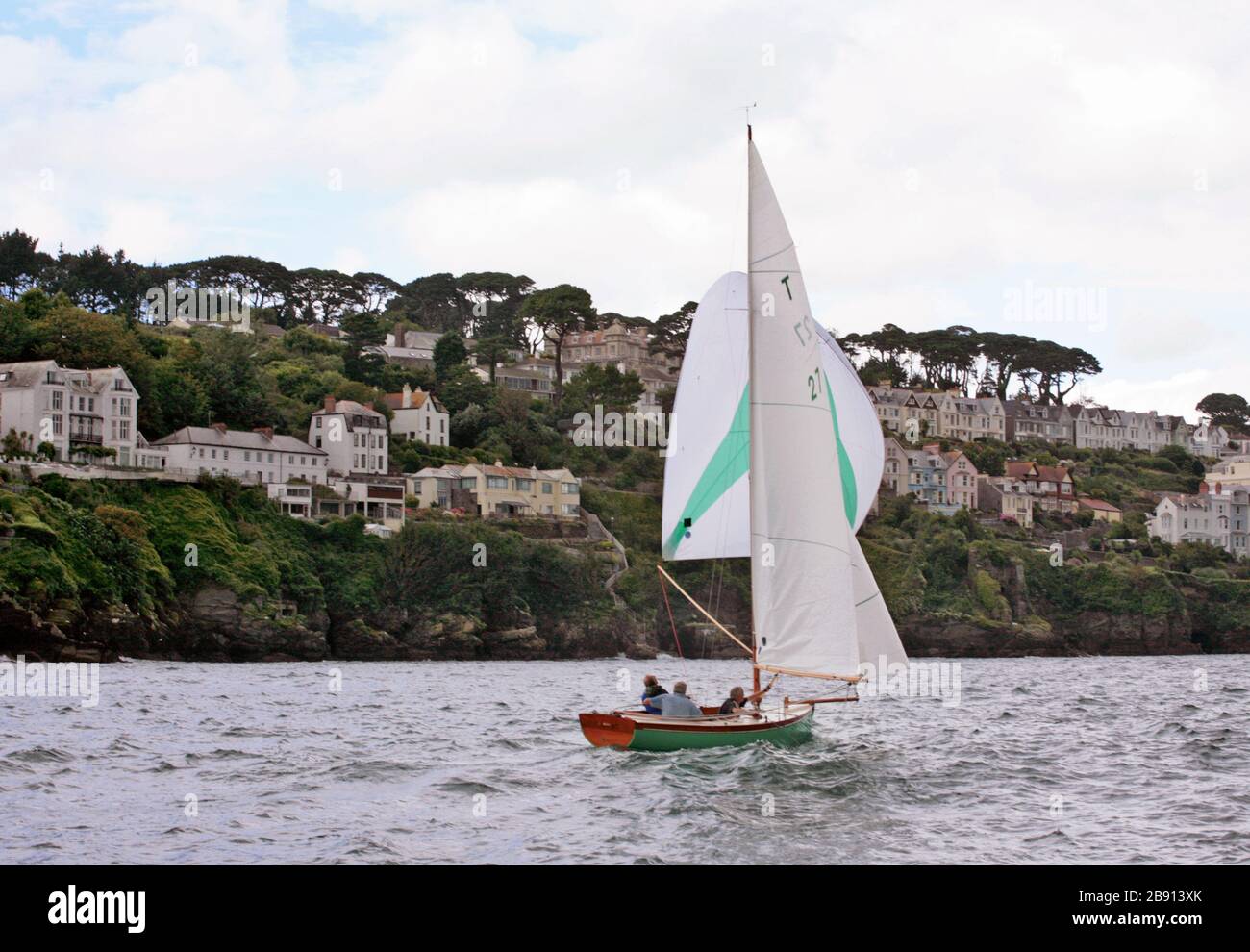 Course en bateau à keelboat de classe Troy dans l'estuaire de Fowey, Cornwall, Royaume-Uni: T27 'Helen' (depuis rebaptisé Black Pearl), construite en 2008, sous le vent sous spinnaker Banque D'Images