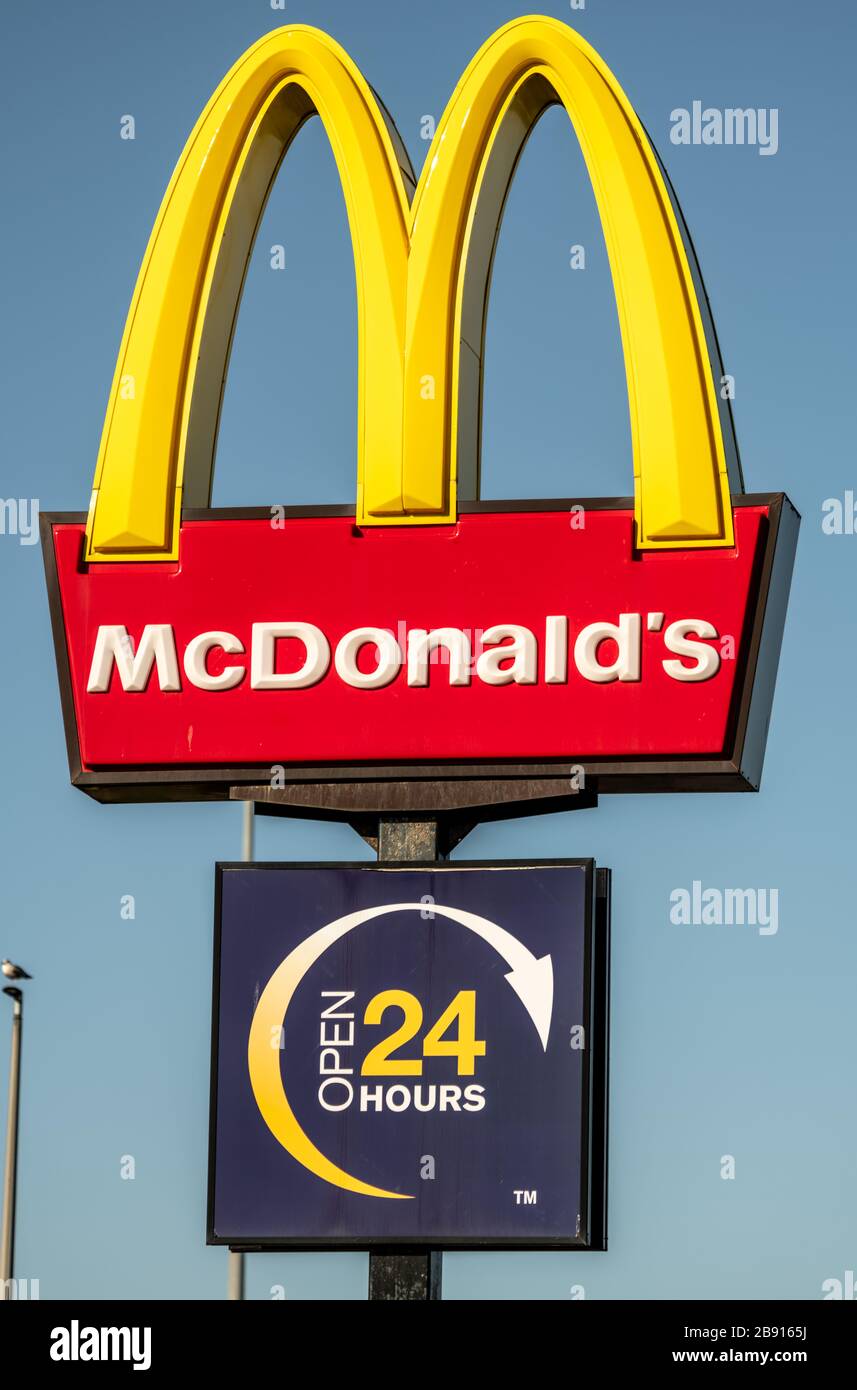 Plaque de rue mcdonalds pour mcdonalds 24 heures Banque de photographies et d’images à haute