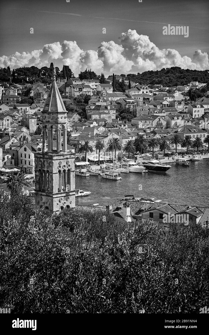 Hvar, Croatie est une ville insulaire située sur l'île de Hvar. Les toits en tuiles d'argile dominent la scène dans cette vue sur le port de la ville. Banque D'Images