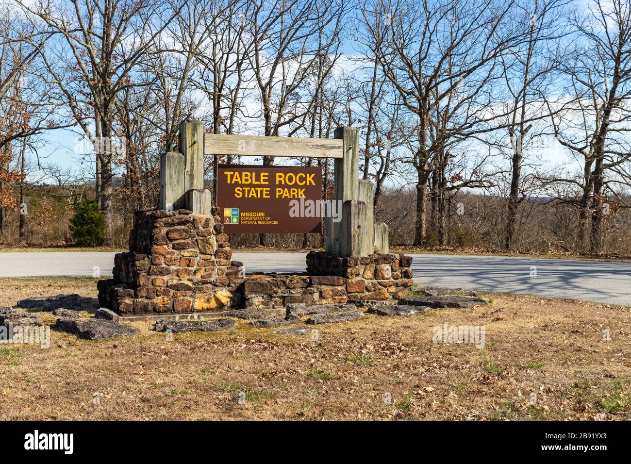 Branson, Mo / USA - 11 mars 2020: Panneau d'entrée du parc national de Table Rock, géré par le département des Ressources naturelles du Missouri Banque D'Images