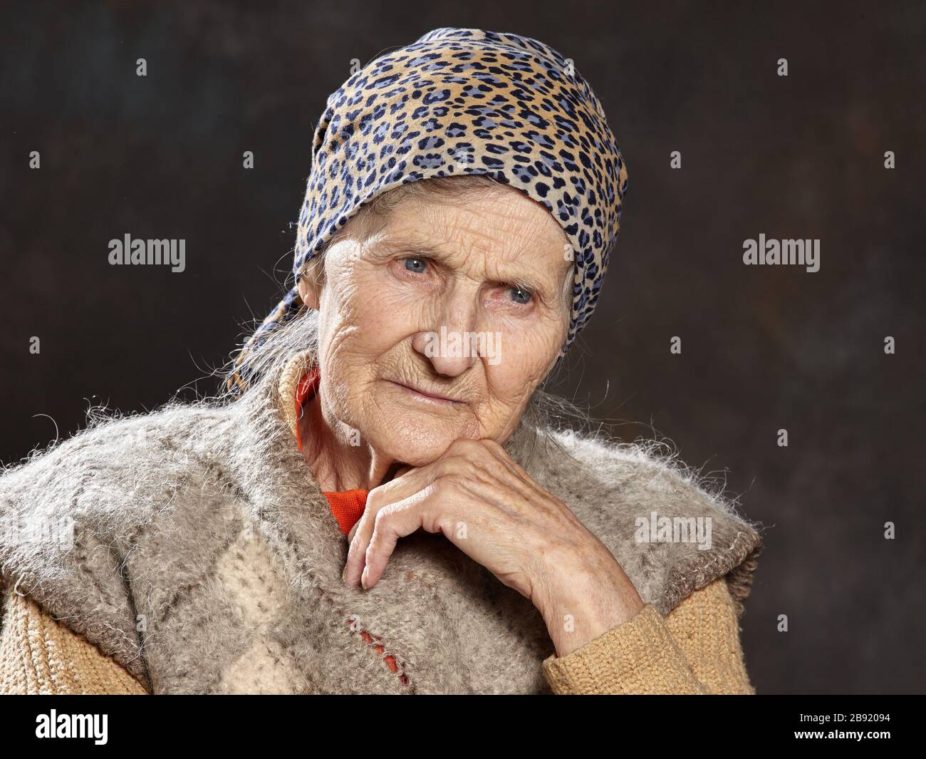 Portrait de la vieille femme sur fond sombre.Les personnes de cet âge sont les plus vulnérables durant les épidémies Banque D'Images