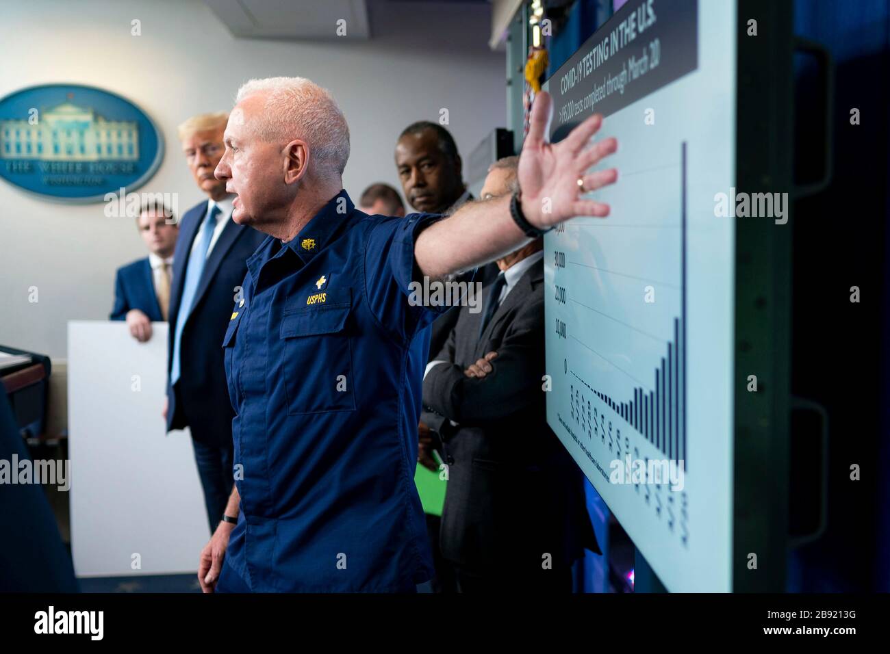 Le sous-secrétaire américain à la santé et aux services humains l'amiral Brett Giroir discute des taux d'infection à mesure que le président Donald Trump se penche sur le briefing du Groupe de travail sur le coronavirus dans la salle de presse de la Maison Blanche le 21 mars 2020 à Washington, DC. Banque D'Images