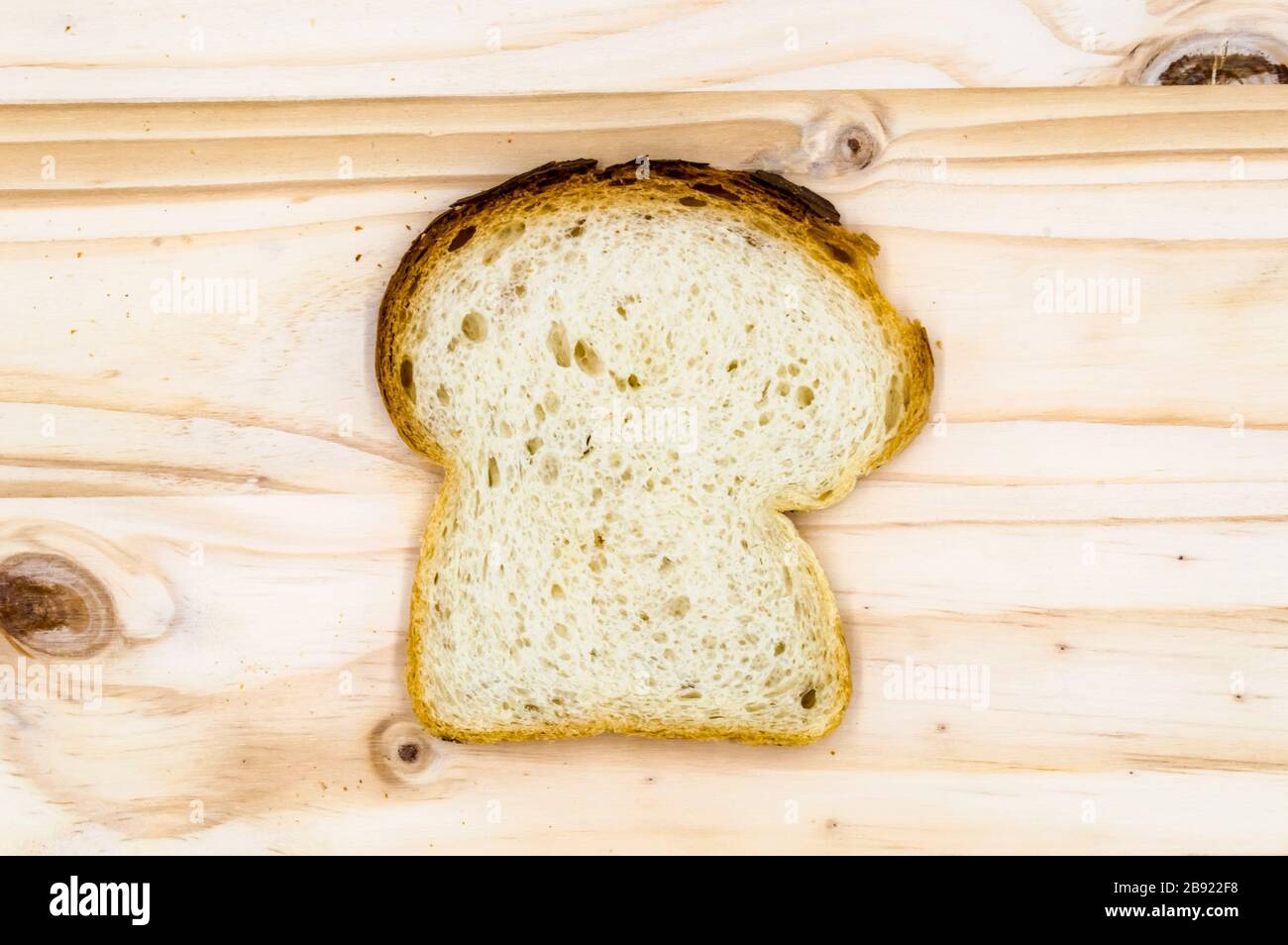 Tranche de pain fait maison sur une planche en bois Banque D'Images Tranche de pain fait maison sur une planche en bois Banque D'Images