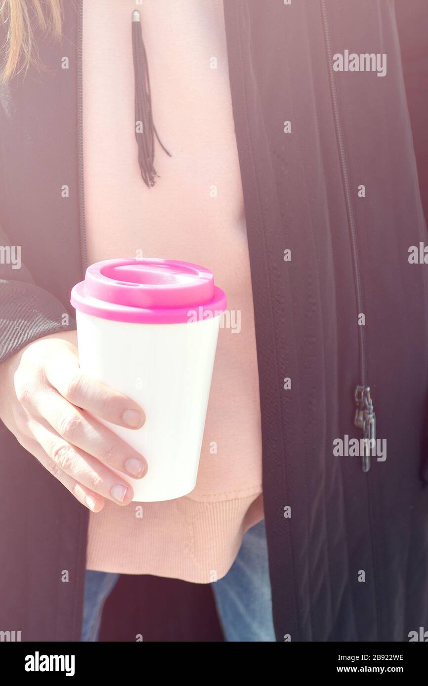 Les mains des femmes tiennent le mug à café réutilisable.concept de style de vie durable. Banque D'Images