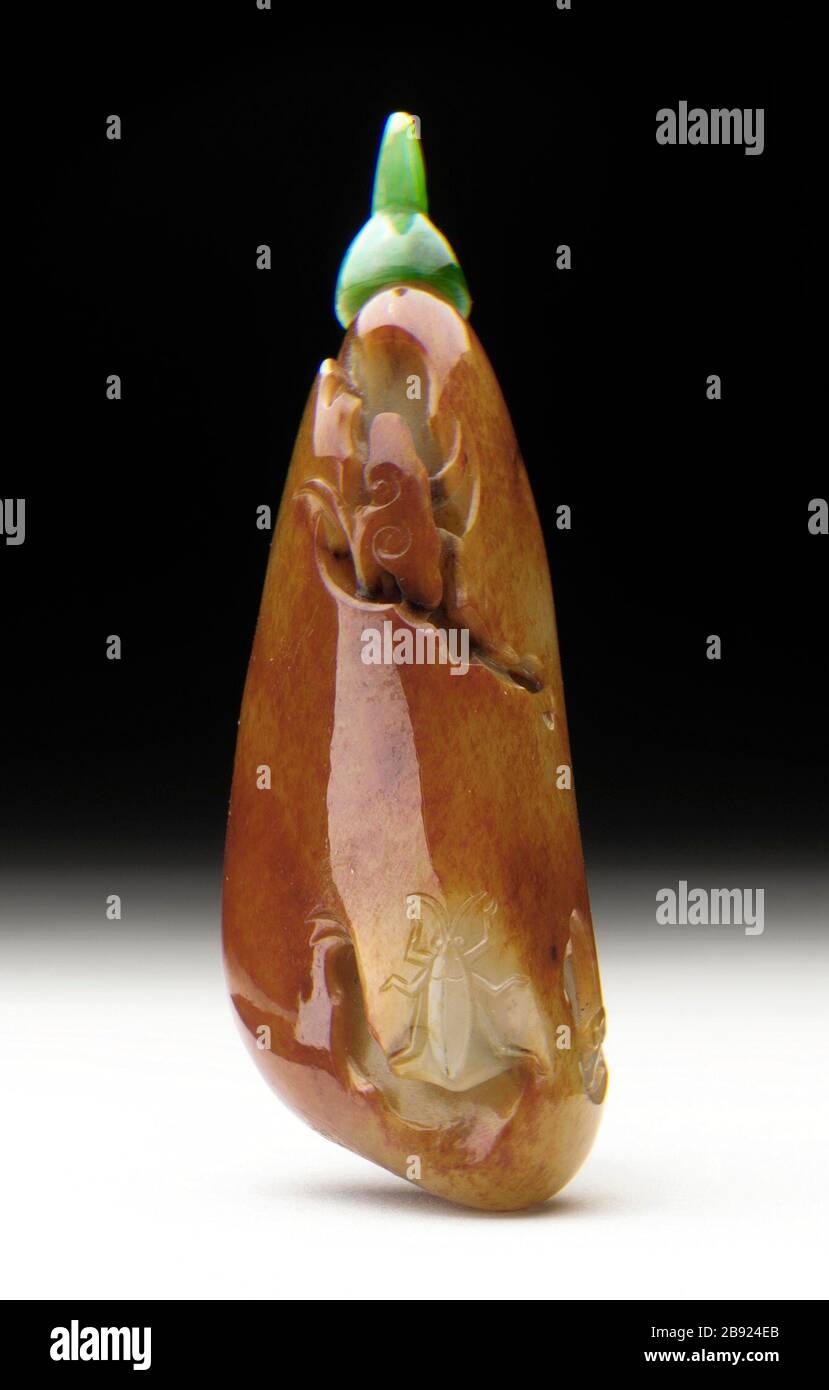 Forme de galets "snuff Bottle (Biyanhu) avec les insectes et champignons Lingzhi ; Anglais : Chine, Chinois, dynastie Qing, période Qianlong, 1736-1795 Outils et équipements ; bouteilles brisées, jade jade avec bouchon Total : 3 5/8 x 1 1/2 x 1 in. (9,21 x 3,81 x 2,54 cm) ; .a) Couverture : 3 1/8 x 1 1/2 x 3/8 in. (7,94 x 3,81 x 0,95 cm) ; .b) Bouteille : 3 1/8 x 1 1/2 x 1 in. (7,94 x 3,81 x 2,54 cm) M. et Mme Allan C. Balch Collection (M.45.3.304a-b) ; Art chinois entre 1736 et 1795:P571 QS date, +1750-00-00T00:00:00Z/7,P1319, +1736-00-00T00:00:00Z/9,P1326, +1795-00-00T00:00:00Z/9 ; ' Banque D'Images