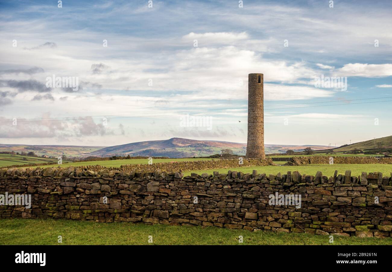 Vue imprenable sur Beamsley Beacon d'Addingham Moorside avec un arbre de cheminée de chemin de fer en premier plan, en regardant vers le Yorkshire Dales, Royaume-Uni Banque D'Images