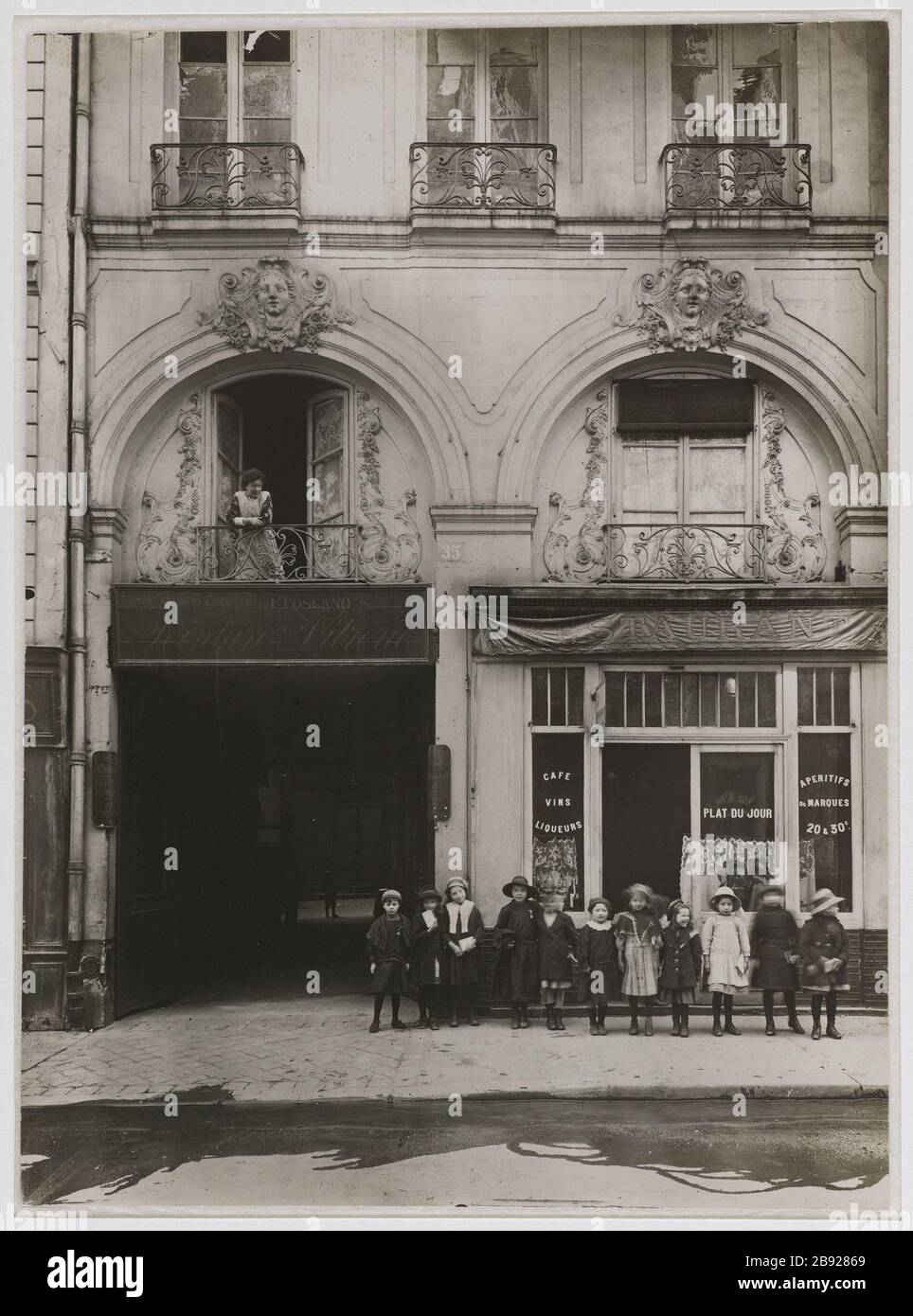 Rez-de-chaussée et mezzanine, 35 rue de la Harpe, 5ème arrondissement, Paris. Rez-de-chaussée et entrésol, 35 rue de la Harpe. Paris (Vème arr.). Photo de Charles Lansiaux (1855-1939). Rage au gélatino-bromure d’argent, vers 1917. Paris, musée Carnavalet. Banque D'Images