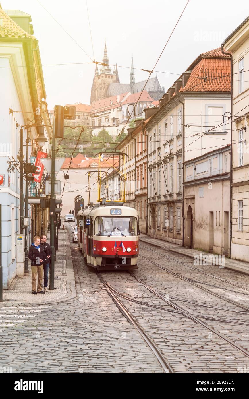 Métro de la ville de Mala Strana avec le château de Prague au printemps Banque D'Images