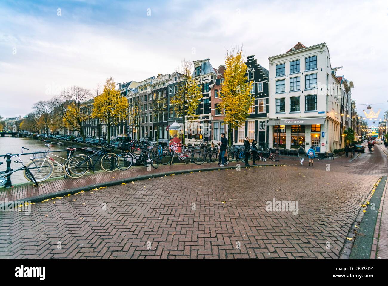 Canal dans le centre-ville par le quartier rouge d'Amsterdam au coucher du soleil Banque D'Images