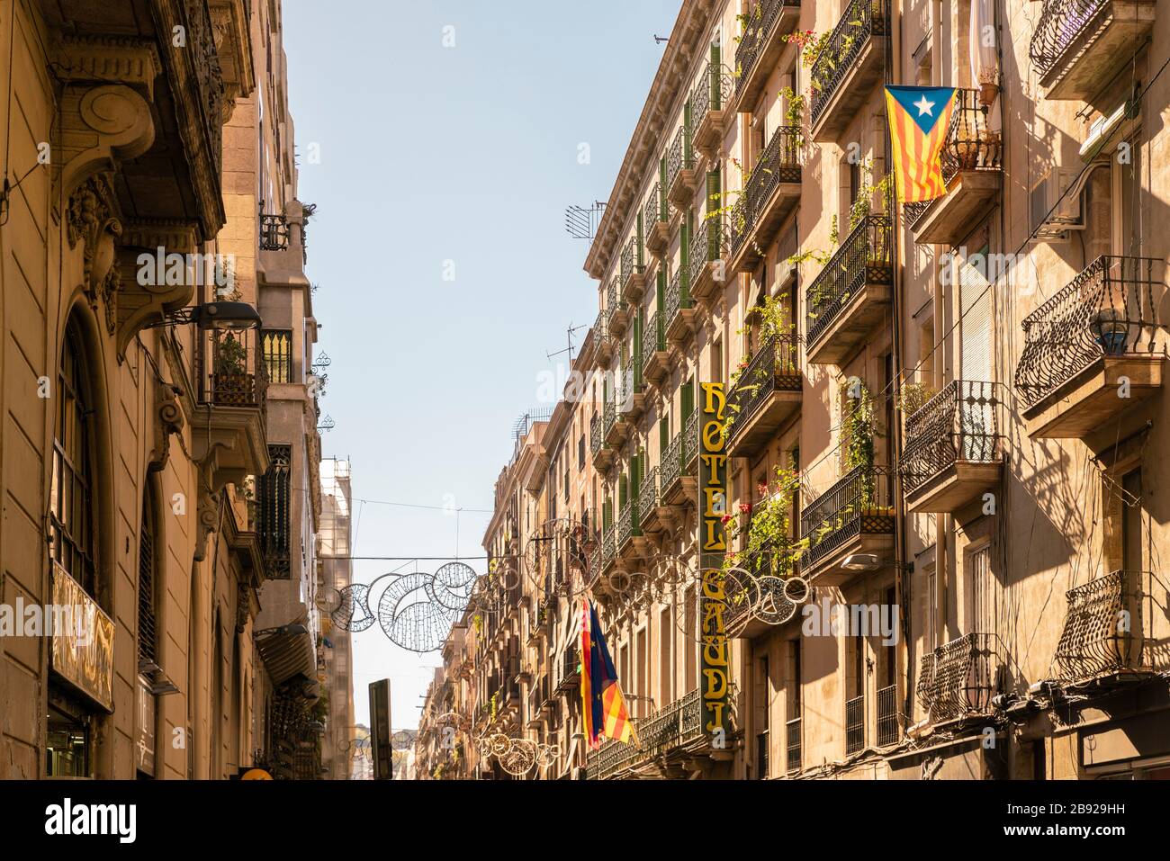 Rue Carrer de Ferran dans le quartier gothique de barcelone en été Banque D'Images