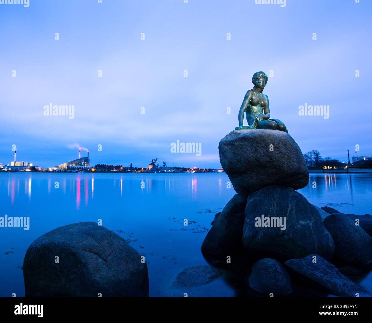 La petite Sirène (Den lille Havfrue) est une sculpture emblématique de sirène en bronze, d'Edvard Eriksen, inspirée d'un personnage d'un Hans Christian Andersen Banque D'Images La petite Sirène (Den lille Havfrue) est une sculpture emblématique de sirène en bronze, d'Edvard Eriksen, inspirée d'un personnage d'un Hans Christian Andersen Banque D'Images