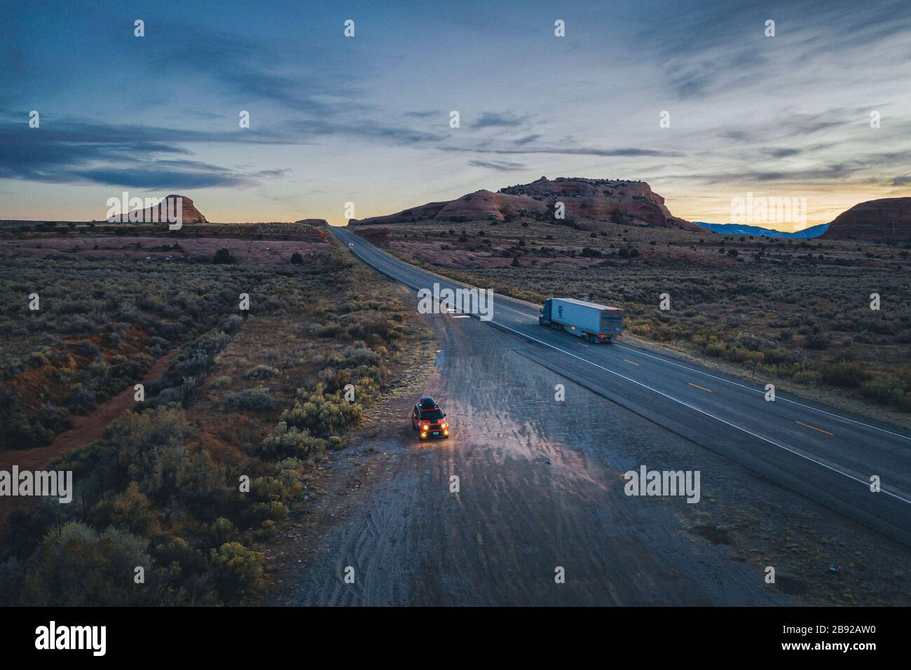 La route de l'Utah est isolée le soir avec une voiture tirée Banque D'Images