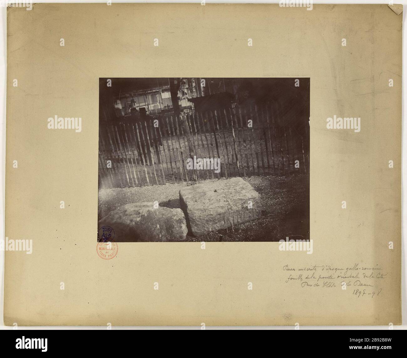 Pierres inscrites au Gallo-Romain / excavation du bord est de la ville / rue du Cloître notre Dame / 1897-1898. Voir les fouilles rue du cloître de notre Dame, 4ème arrondissement, Paris Anonyme. Pierres inscrites d'Apoque gallo-romaine / fouilles de la pointe orientale de la Cité / rue du Cloître notre Dame / 1897-98. 'Vue des fouilles rue du cloître notre-Dame, 4ème arrondissement, Paris'. Paris, musée Carnavalet. Banque D'Images