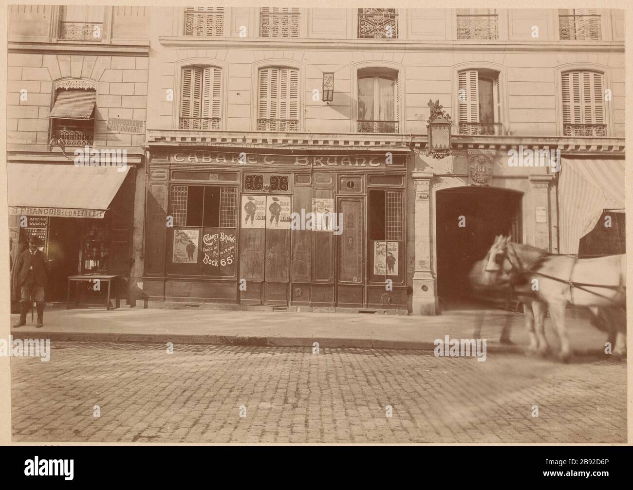 Cabaret Sparrow (ancien chat noir) BD Rochechouart 84. Cabaret Bunting, 84 Boulevard Rochechouart, 18ème arrondissement, Paris Cabaret Bruant, 84 boulevard Rochechouart. Paris (XVIIIème arr.), 1870-1901. Rage sur papier alluminé. Photo d'Albert Brichaut. Paris, musée Carnavalet. Banque D'Images