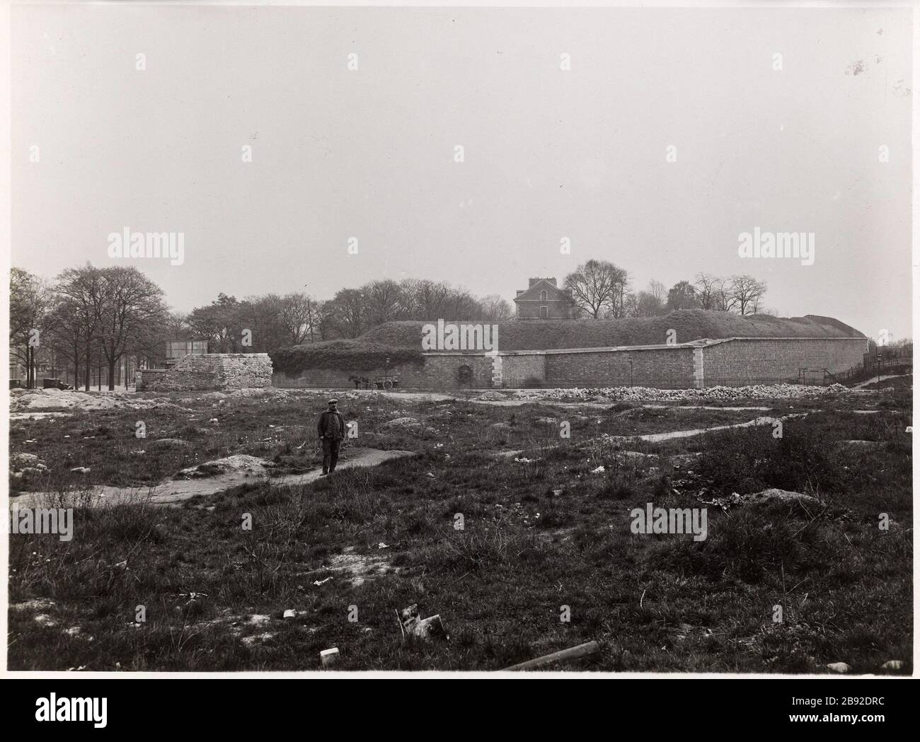 La rue Alexander Humboldt. - l'intersection Nisand / Humboldt et Benoit Malon. Dans l'ensemble la rue / partie de Paris avec la subvention partiellement démolie et / fortifications. Vue sur la vieille région des fortifications de ​​the avec l'octroi et les fortifications partiellement démolies, la Fondation Deutsch de la Meurthe actuelle Cité internationale universitaire, rue Jourdan, visible au loin, 14ème arrondissement, Paris. Vue de l'ancienne zone des fortifications avec l'octroi et les fortifications en partie démoles, la Fondation Deutsch de la Meurthe, actuelle Cité internationale universitaire Banque D'Images