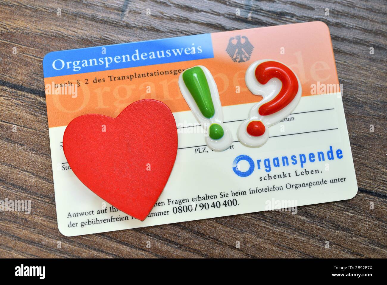 Carte d'identité pour don d'organes avec coeur, point d'exclamation et point d'interrogation, solution d'approbation avec don d'organes, Organspendeausweis mit Herz, Banque D'Images