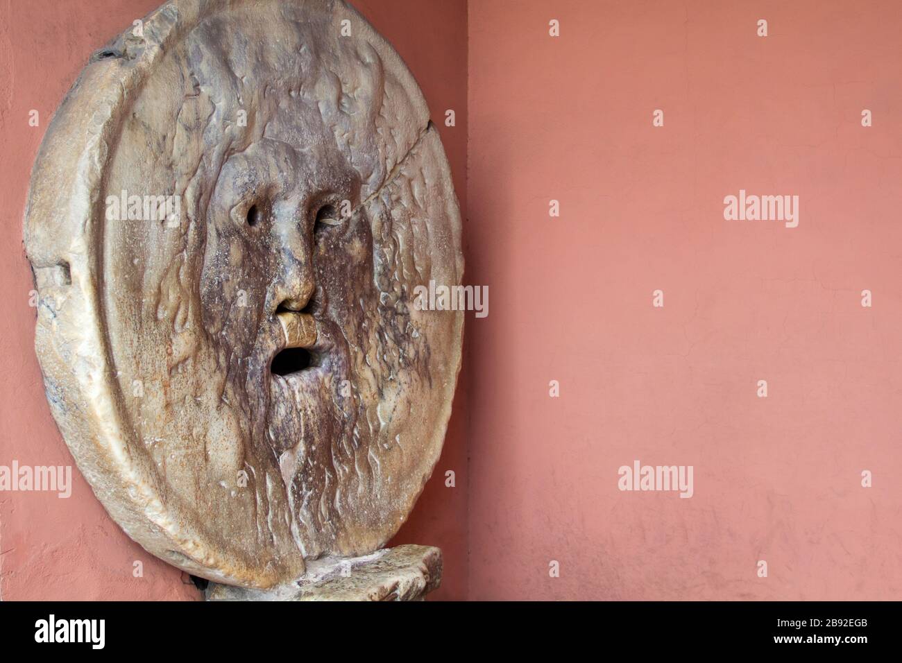 Vue latérale de la Bocca della Verità (la bouche de la vérité), probablement la plus célèbre couverture de trou d'homme dans le monde transformé en détecteur de vérité - Rome Banque D'Images