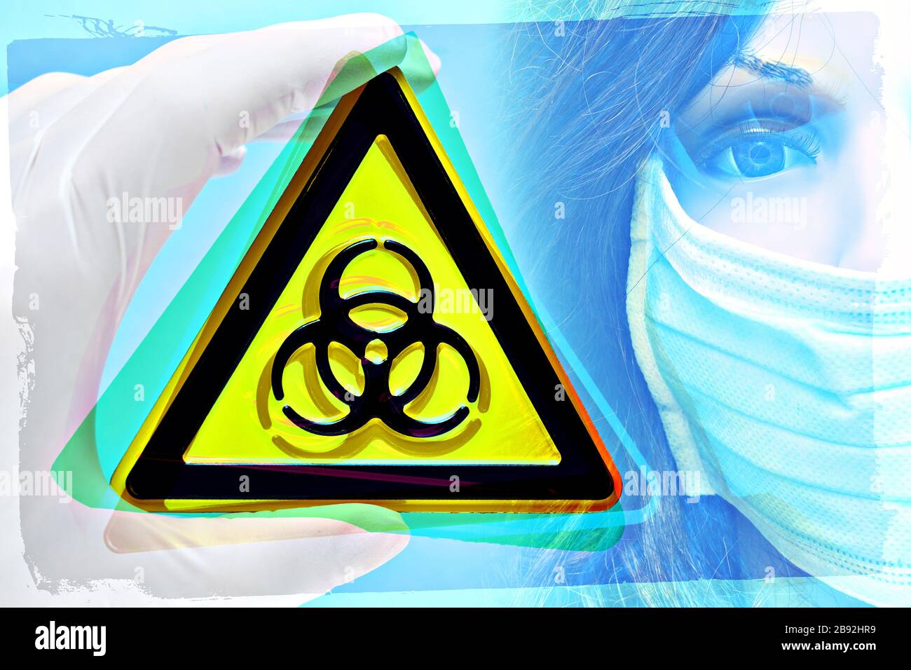 PHOTOMONTAGE, signe de danger de biologie est tenu par une main devant une femme avec masque, photo symbolique Coronavirus, FOTOMONTAGE, Biogefährdungsschild wird von e Banque D'Images