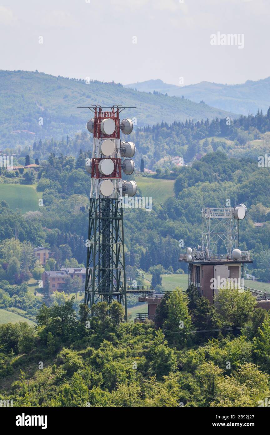 Tour de télécommunication avec antennes TV et antenne satellite. Développement de systèmes de communication dans les zones urbaines. Communication d'entreprise moderne. Banque D'Images